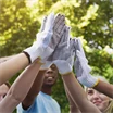 En grupp parkarbetare gör high five.