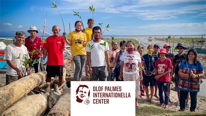 Mangrove-plantering på Mindanao. Fishworkers Solidarity arbetar för att bevara den småskaliga fiskerinäringen som de försörjer sig på. Bilderna är från en by där de hade som bi-syssla att återplantera mangrove-plantor.