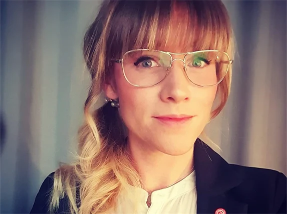 Porträtt av Emmra Saltin till Jobba hos oss-sidan på handels.se